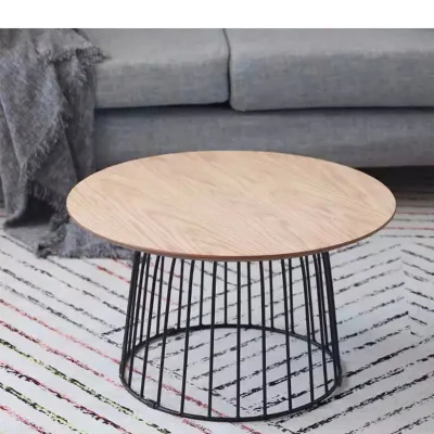 Tavolino angolare da divano moderno con piano in legno e struttura in metallo